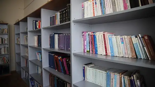 Üç makineye bağlı tek parmağı ile 3 kitap çıkaran Nurçin adına kütüphane açıldı