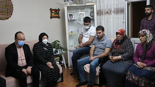 Uçak kazasında hayatını kaybeden pilotun Elazığ'daki babaevine Türk bayrağı asıldı