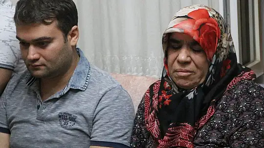 Uçak kazasında hayatını kaybeden pilotun Elazığ'daki babaevine Türk bayrağı asıldı