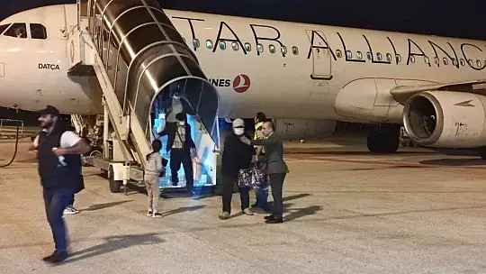 Ukrayna'dan tahliye eden Ahıska Türkleri Elazığ'a getirildi