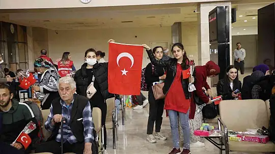 Ukrayna'dan tahliye eden Ahıska Türkleri Elazığ'a getirildi