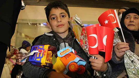 Ukrayna'dan tahliye eden Ahıska Türkleri Elazığ'a getirildi