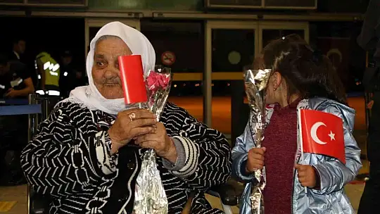 Ukrayna'dan tahliye eden Ahıska Türkleri Elazığ'a getirildi
