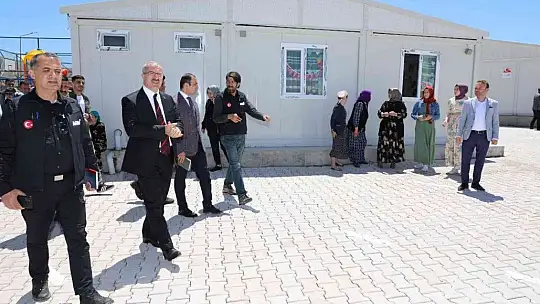 Ukrayna'dan tahliye edilen 8 yaşındaki Melisa mutluluğunu resimlerine yansıttı