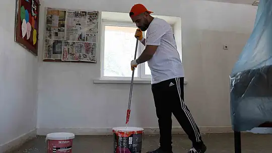 Üniversite öğrencileri köy okulunu onarıp boyadı