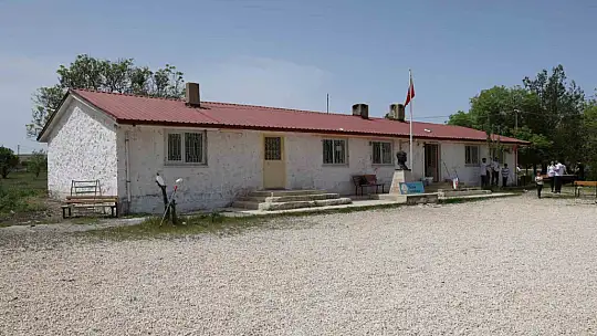 Üniversite öğrencileri köy okulunu onarıp boyadı