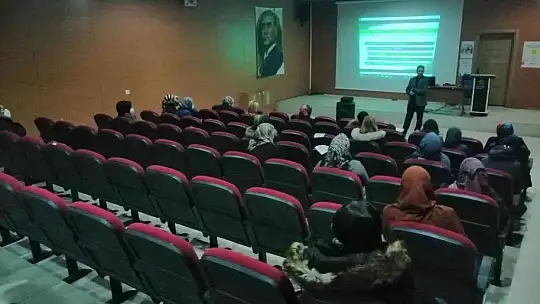 Üniversiti öğrencilerine seminer