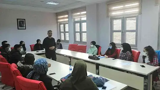 Üniversiti öğrencilerine seminer