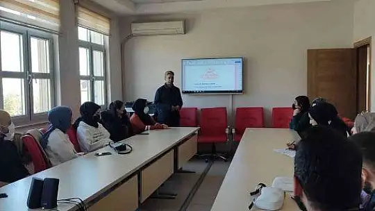 Üniversiti öğrencilerine seminer
