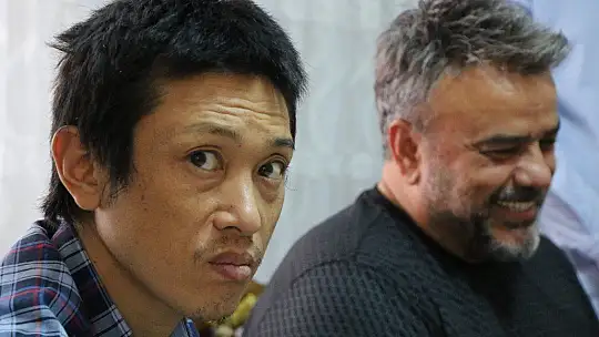 Ünlü sanatçı Bülent Serttaş, Elazığlı ailenin evinde misafir ettiği Japon turisti ziyaret etti