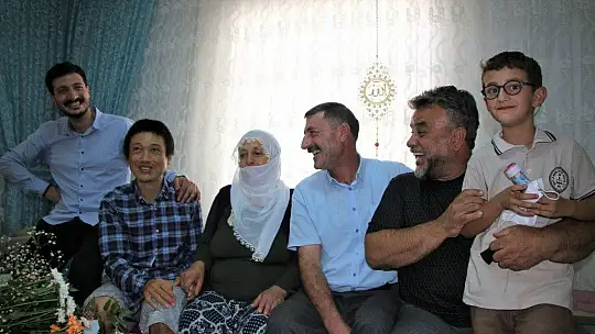 Ünlü sanatçı Bülent Serttaş, Elazığlı ailenin evinde misafir ettiği Japon turisti ziyaret etti