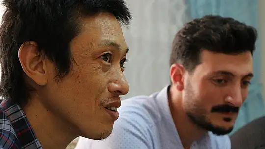 Ünlü sanatçı Bülent Serttaş, Elazığlı ailenin evinde misafir ettiği Japon turisti ziyaret etti