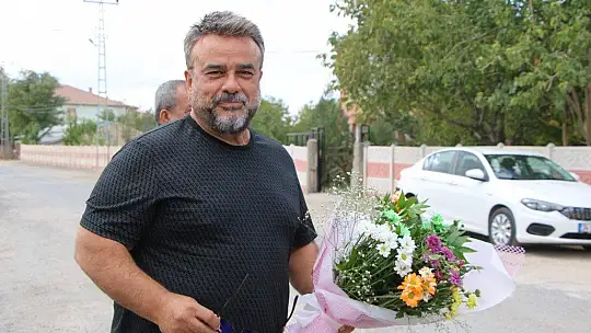 Ünlü sanatçı Bülent Serttaş, Elazığlı ailenin evinde misafir ettiği Japon turisti ziyaret etti