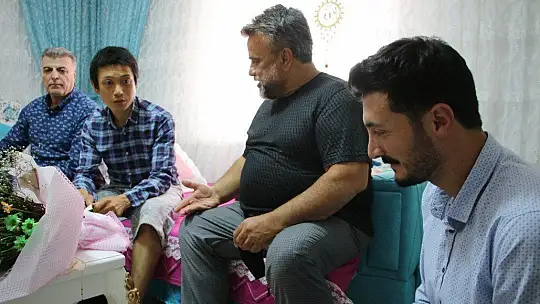 Ünlü sanatçı Bülent Serttaş, Elazığlı ailenin evinde misafir ettiği Japon turisti ziyaret etti