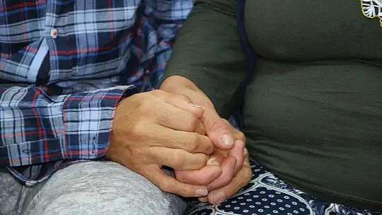 Ünlü sanatçı Bülent Serttaş, Elazığlı ailenin evinde misafir ettiği Japon turisti ziyaret etti