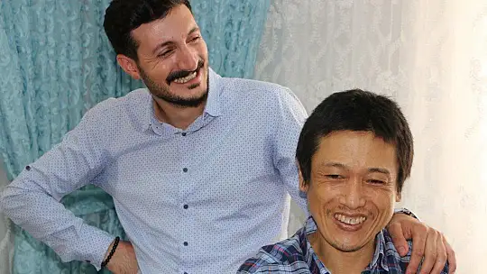 Ünlü sanatçı Bülent Serttaş, Elazığlı ailenin evinde misafir ettiği Japon turisti ziyaret etti