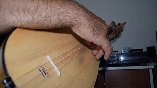 Unutulmaya yüz tutan deyiş ve türküleri kayıt altına alıp Türk halk müziği repertuvarına kazandırıyor