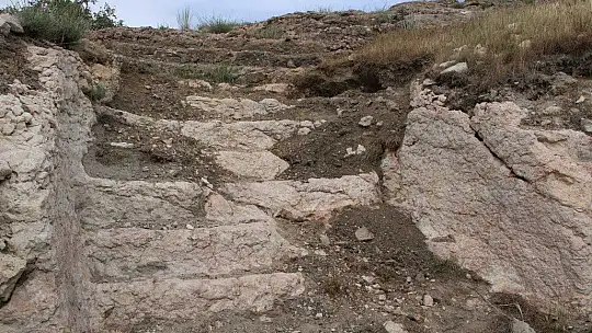 Urartular dönemine ait Tanrıverdi Kalesi ilk günkü ihtişamını koruyor