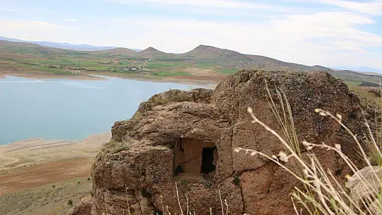 Urartular dönemine ait Tanrıverdi Kalesi ilk günkü ihtişamını koruyor
