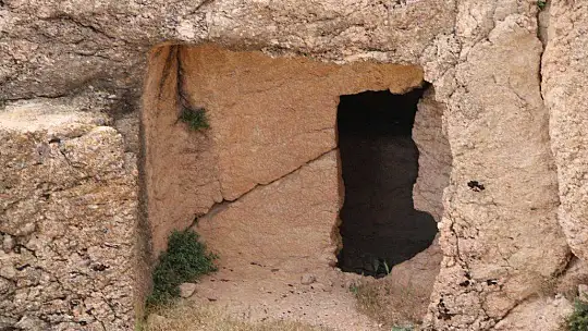 Urartular dönemine ait Tanrıverdi Kalesi ilk günkü ihtişamını koruyor