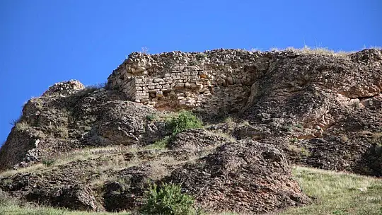 Urartular dönemine ait Tanrıverdi Kalesi ilk günkü ihtişamını koruyor
