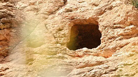 Urartular dönemine ait Tanrıverdi Kalesi ilk günkü ihtişamını koruyor