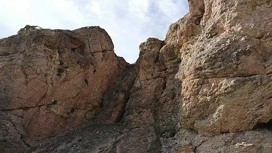 Urartular dönemine ait Tanrıverdi Kalesi ilk günkü ihtişamını koruyor