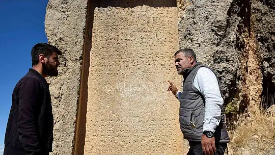 Urartular tarafından çivi yazısıyla yazılan 3 bin yıllık taş kitabe, ilk günkü ihtişamını koruyor