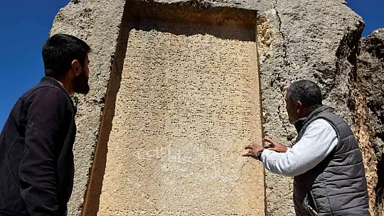 Urartular tarafından çivi yazısıyla yazılan 3 bin yıllık taş kitabe, ilk günkü ihtişamını koruyor