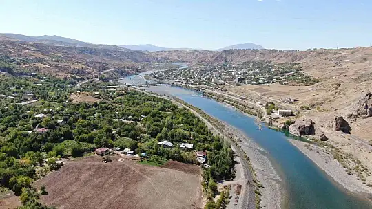 Urartular tarafından çivi yazısıyla yazılan 3 bin yıllık taş kitabe, ilk günkü ihtişamını koruyor