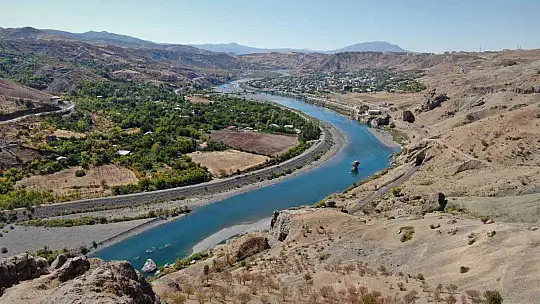 Urartular tarafından çivi yazısıyla yazılan 3 bin yıllık taş kitabe, ilk günkü ihtişamını koruyor