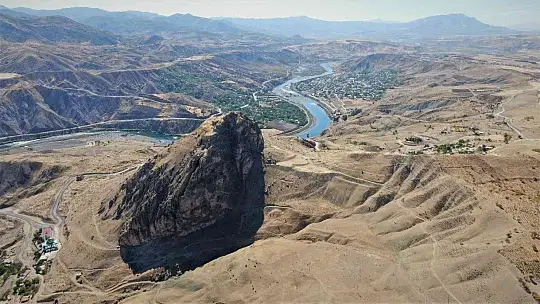 Urartular tarafından çivi yazısıyla yazılan 3 bin yıllık taş kitabe, ilk günkü ihtişamını koruyor