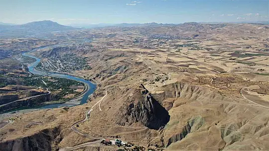 Urartular tarafından çivi yazısıyla yazılan 3 bin yıllık taş kitabe, ilk günkü ihtişamını koruyor