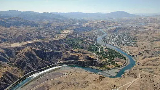 Urartular tarafından çivi yazısıyla yazılan 3 bin yıllık taş kitabe, ilk günkü ihtişamını koruyor