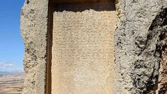 Urartular tarafından çivi yazısıyla yazılan 3 bin yıllık taş kitabe, ilk günkü ihtişamını koruyor