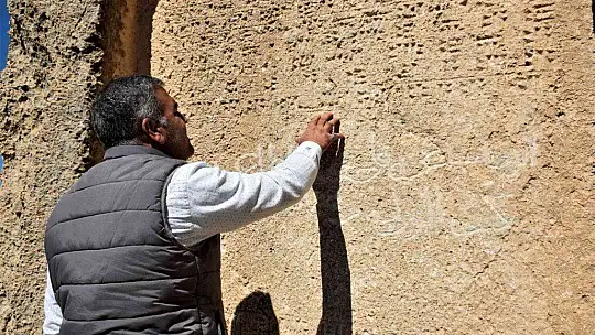 Urartular tarafından çivi yazısıyla yazılan 3 bin yıllık taş kitabe, ilk günkü ihtişamını koruyor