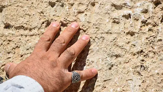 Urartular tarafından çivi yazısıyla yazılan 3 bin yıllık taş kitabe, ilk günkü ihtişamını koruyor