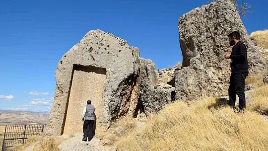 Urartular tarafından çivi yazısıyla yazılan 3 bin yıllık taş kitabe, ilk günkü ihtişamını koruyor