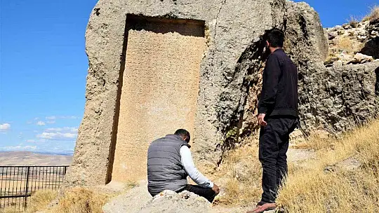 Urartular tarafından çivi yazısıyla yazılan 3 bin yıllık taş kitabe, ilk günkü ihtişamını koruyor