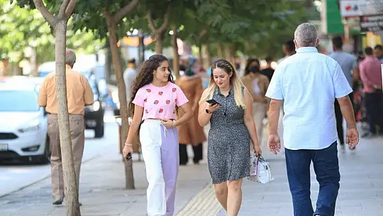 Vakaların arttığı, maskelerin çene altına indiği Elazığ'da HES uygulamasında kızardı