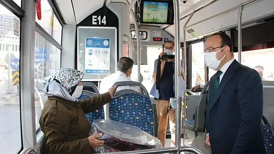 Vali, engelli şahsın tüm maskelerini satın aldı, ilgilenilmesi için talimat verdi