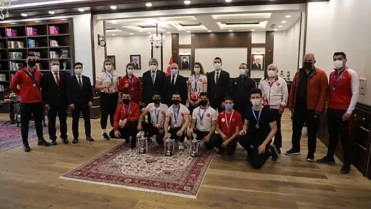 Vali Erkaya Yırık, derecelerle dönen sporcuları ağırladı