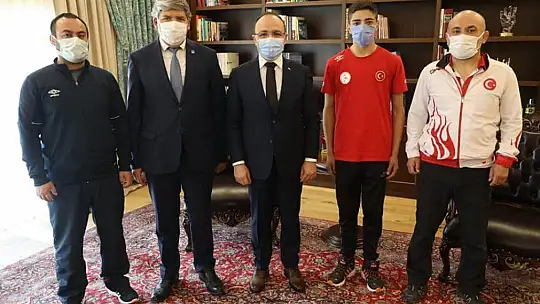Vali Erkaya Yırık, derecelerle dönen sporcuları ağırladı