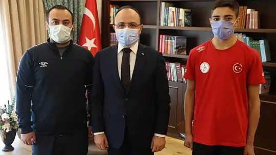 Vali Erkaya Yırık, derecelerle dönen sporcuları ağırladı
