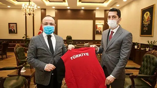 Vali Erkaya Yırık, dereceye giren gençlere ödüllerini verdi