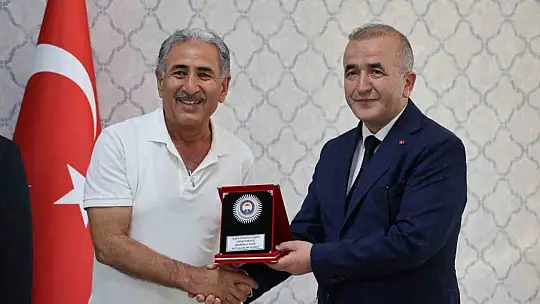 Vali Hatipoğlu, emekli olan personellerle bir araya geldi
