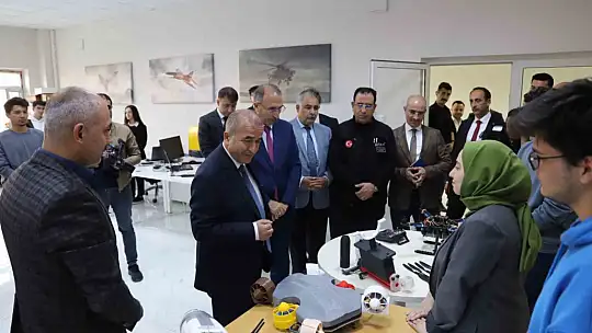 Vali Hatipoğlu FÜ'de bulunan TUSAŞ laboratuvarını inceledi