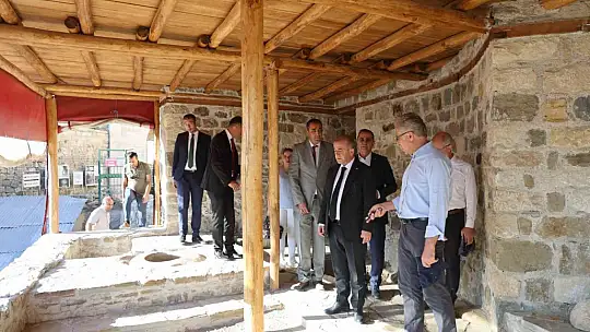 Vali Hatipoğlu, Harput Kalesi'ndeki kazı ve restorasyon çalışmalarını inceledi