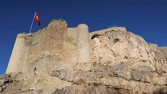 Vali Hatipoğlu, Harput Kalesi'ndeki kazı ve restorasyon çalışmalarını inceledi