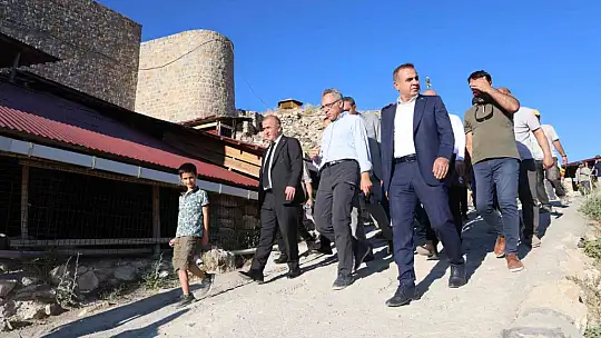 Vali Hatipoğlu, Harput Kalesi'ndeki kazı ve restorasyon çalışmalarını inceledi